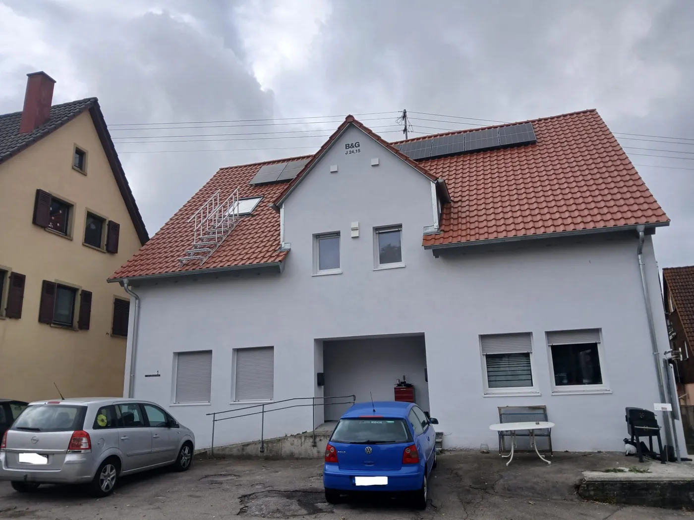Foto eines hell verputzten Wohnhauses mit rotem Ziegeldach.